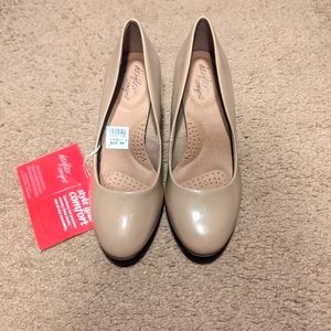 DexFlex new faux patent nude heels, size 6.5
